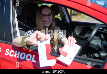 Jade Bone, 24 ans, célèbre ses essais de conduite dans un centre d'essais de Southampton, Hampshire, où les examens ont repris dans le cadre du dernier assouplissement des restrictions de verrouillage. Les essais de conduite ont été suspendus dans tout le Royaume-Uni depuis début janvier, mais ils ont repris en Angleterre et au pays de Galles aujourd'hui. Date de la photo : jeudi 22 avril 2021. Banque D'Images