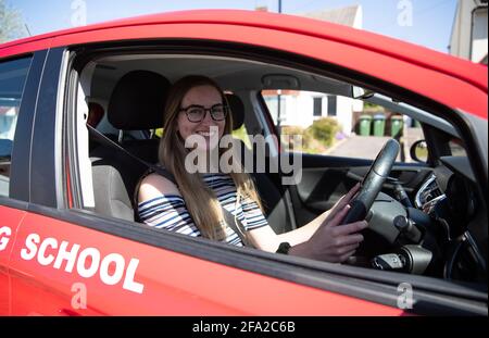 Jade Bone, 24 ans, après avoir réussi son test de conduite dans un centre d'essai de Southampton, Hampshire, où les examens ont repris dans le cadre de la dernière réduction des restrictions de verrouillage. Les essais de conduite ont été suspendus dans tout le Royaume-Uni depuis début janvier, mais ils ont repris en Angleterre et au pays de Galles aujourd'hui. Date de la photo : jeudi 22 avril 2021. Banque D'Images