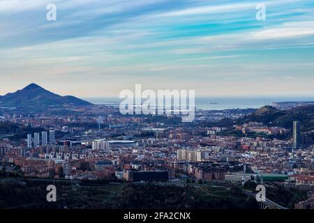 vue panoramique sur la ville de bilbao dans le nord de l'espagne au coucher du soleil Banque D'Images