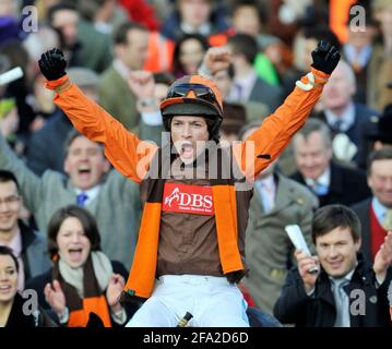 FESTIVAL CHELTENHAM 2011. LA COUPE D'OR. VAINQUEUR S.WALAY-COHAN SUR LA LONGUE COURSE 18/3/2011. PHOTO DAVID ASHDOWN Banque D'Images