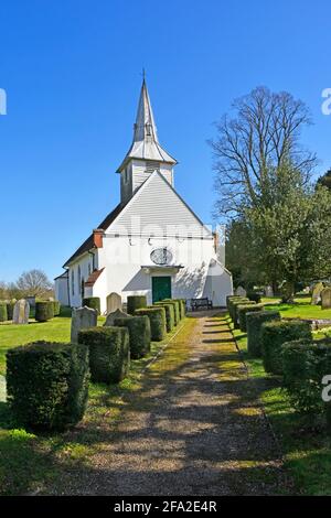 Ancien datant du XIIe siècle, ancien médiéval de grade II classé Lambourne paroissial église bâtiment yew haie chemin topiaire clocher tour flèche Abridge Essex Royaume-Uni Banque D'Images