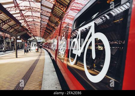 Copenhague, 14 septembre 2020 - Gare centrale de Copenhague, métro rouge exploité par la société DSB à la plate-forme. Panneau vélo sur une station de métro Banque D'Images