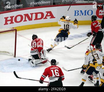 Chicago, États-Unis. 21 avril 2021. Le goaltender Malcolm Subban (30) des Blackhawks de Chicago réagit après que les Sissons de Colton des prédateurs de Nashville (10) ont obtenu leur score au cours de la deuxième période au United Center à Chicago le mercredi 21 avril 2021. (Photo par Terrence Antonio James/Chicago Tribune/TNS/Sipa USA) crédit: SIPA USA/Alay Live News Banque D'Images