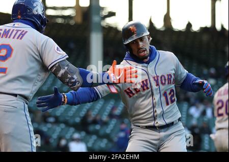 ÉTATS-UNIS. 21 avril 2021. Francisco Lindor (12) célèbre avec son coéquipier Dominic Smith (2) après que Lindor ait participé à une course à domicile en solo lors du premier repas contre les Chicago Cubs à Wrigley Field à Chicago le mercredi 21 avril 2021. (Photo de Chris Sweda/Chicago Tribune/TNS/Sipa USA) crédit: SIPA USA/Alay Live News Banque D'Images