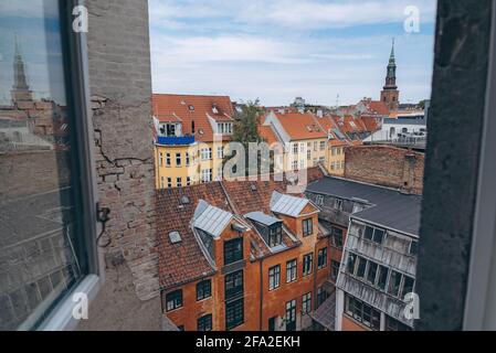 Copenhague, Danemark 7 juillet 2017. Vue sur la cour depuis la fenêtre d'une maison à Copenhague. Style de vie du Danemark. Banque D'Images