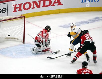 Chicago, États-Unis. 21 avril 2021. Les Sissons de Nashville Predatorss' Colton (10) ont obtenu un score contre le barman Malcolm Subban de Chicago Blackhawks (30) pour la deuxième période au United Center à Chicago, le mercredi 21 avril 2021. (Photo par Terrence Antonio James/Chicago Tribune/TNS/Sipa USA) crédit: SIPA USA/Alay Live News Banque D'Images