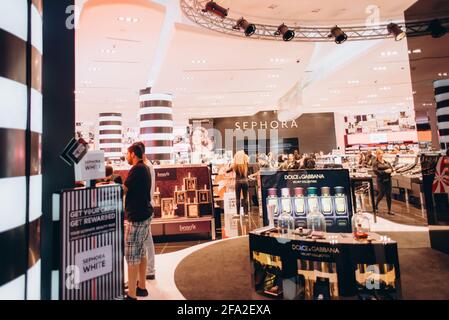 Dubaï, Émirats arabes Unis - 30 mai 2013. Boutique Sephora avec enseignes de la collection Dolce et Gabbana Velvet située dans le centre commercial de Dubaï à Dubaï, Émirats arabes Unis. Banque D'Images