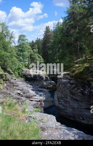 Rivière Dee traversant le ravin, le Linn de Dee, Braemar, Écosse, Royaume-Uni Banque D'Images