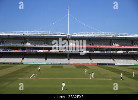 Une vue générale du jeu entre Middlesex et Surrey pendant le premier jour du LV= Insurance County Championship Match au Lord's Cricket Ground, Londres. Date de la photo : jeudi 22 avril 2021. Banque D'Images