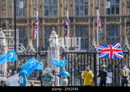 Londres, Royaume-Uni. 22 avril 2021. Proteste en dehors du Parlement en faveur des musulmans d'Uyghur, le jour où une déclaration de soutien est débattue à l'intérieur. C'est contre leur traitement par la Chine. Crédit : Guy Bell/Alay Live News Banque D'Images
