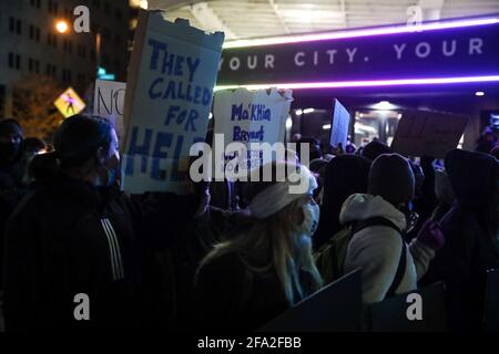 Columbus, États-Unis. 21 avril 2021. Les manifestants tiennent des panneaux dans les rues pendant la manifestation Ma'Khia Bryant.le jour où Derek Chauvin a été reconnu coupable du meurtre de George Floyd, Ma'Khia Bryant, 16 ans, a été abattu par balle par le service de police de Columbus. Des manifestants sont descendus dans la rue pour manifester contre la brutalité policière et pour soutenir le mouvement BLM (Black Lives Matter). Crédit : SOPA Images Limited/Alamy Live News Banque D'Images