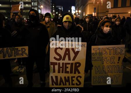 Columbus, États-Unis. 21 avril 2021. Les manifestants tiennent des panneaux dans les rues pendant la manifestation Ma'Khia Bryant.le jour où Derek Chauvin a été reconnu coupable du meurtre de George Floyd, Ma'Khia Bryant, 16 ans, a été abattu par balle par le service de police de Columbus. Des manifestants sont descendus dans la rue pour manifester contre la brutalité policière et pour soutenir le mouvement BLM (Black Lives Matter). Crédit : SOPA Images Limited/Alamy Live News Banque D'Images