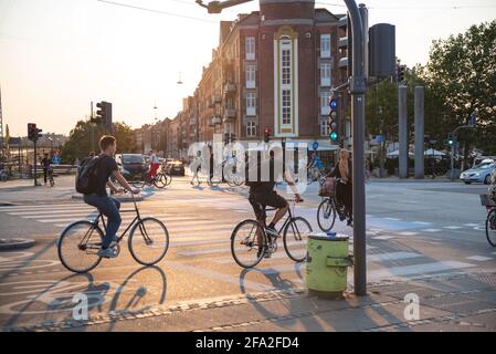 Copenhague, Danemark - 14 septembre 2020. Le trafic de vélo habituel à l'intersection de Copenhague au coucher du soleil. Il y a des feux de signalisation spéciaux pour Banque D'Images