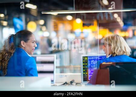 Amsterdam, pays-Bas 14 avril 2018. Les agents de bord néerlandais KLM à l'aéroport d'Amsterdam dans la zone d'enregistrement. Banque D'Images