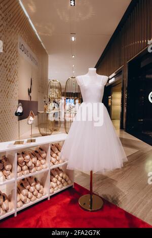 Dubaï, Émirats arabes Unis - 31 mai 2013. Boutique Louis Vuitton avec un tutu de ballet à l'entrée située dans le centre commercial de Dubaï à Dubaï, Émirats arabes Unis. Banque D'Images