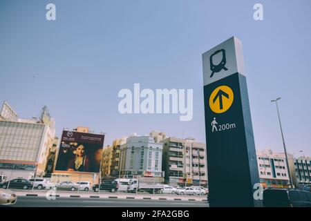 Dubaï, Émirats arabes Unis - 26 mai 2013. Panneau de métro dans le quartier de Deira dans la ville de Dubaï, Émirats arabes Unis bordé par le golfe Persique, Sharjah et Dubai CRE Banque D'Images