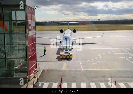Wroclaw, Pologne - 12 mars 2020. LOT polonais arilines jet arrivant à l'aéroport de Copernic Wroclaw. Banque D'Images