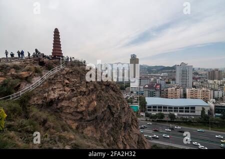 Les gens profitent d'une vue depuis le parc où se trouve la pagode sur le parc Hongshan (Redhill), adjacent à l'autoroute G216 qui traverse le centre d'Urumqi à Xinjiang, Chine, RPC. © Time-snapshots Banque D'Images