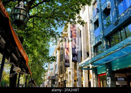 La rue commerçante de luxe Königsallee à Düsseldorf. Banque D'Images