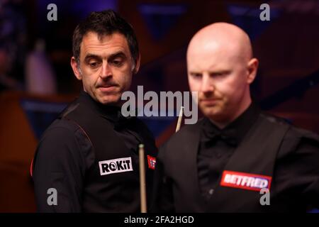 Ronnie O'Sullivan (à gauche), d'Angleterre, regarde Anthony McGill, d'Écosse, se prépare à jouer un tir pendant le sixième jour des Championnats du monde de Snooker Betfred 2021 au Crucible, Sheffield. Date de la photo : jeudi 22 avril 2021. Banque D'Images