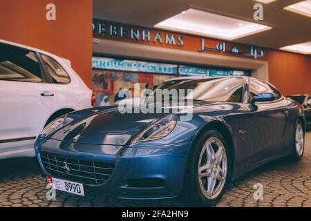 Dubaï, Émirats arabes Unis - 16 novembre 2013. Ferrari 612 garée au Dubai Mall. Banque D'Images