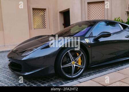 Dubaï, Émirats arabes Unis - 16 novembre 2013. Ferrari garée au centre commercial de Dubaï. Banque D'Images