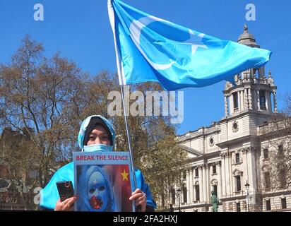 Londres, Royaume-Uni. 22 avril 2021. Musulmans, chrétiens et juifs protestent à l'extérieur du Parlement contre le génocide du peuple Uyghur par la Chine Credit: Brian Minkoff/Alamy Live News Banque D'Images