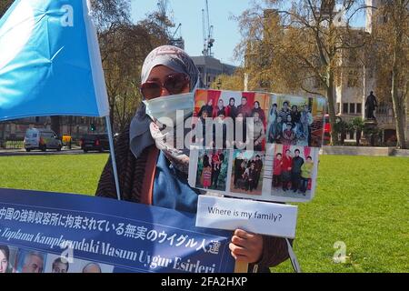 Londres, Royaume-Uni. 22 avril 2021. Musulmans, chrétiens et juifs protestent à l'extérieur du Parlement contre le génocide du peuple Uyghur par la Chine Credit: Brian Minkoff/Alamy Live News Banque D'Images