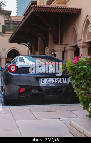 Dubaï, Émirats arabes Unis - 16 novembre 2013. Ferrari garée au centre commercial de Dubaï. Banque D'Images