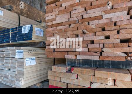 Kingston, NH, US-12 mars 2021 : piles de bois d'œuvre sur un rack à vendre aux consommateurs dans une entreprise de vente au détail de bois d'œuvre Banque D'Images