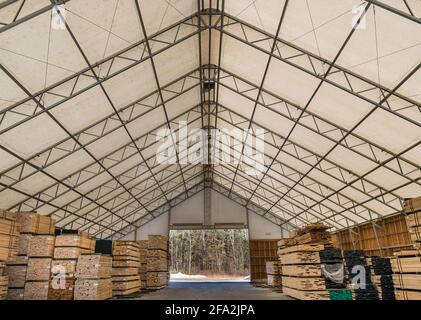 Kingston, NH, US-12 mars 2021 : piles de bois d'œuvre sur un rack à vendre aux consommateurs dans une entreprise de vente au détail de bois d'œuvre Banque D'Images