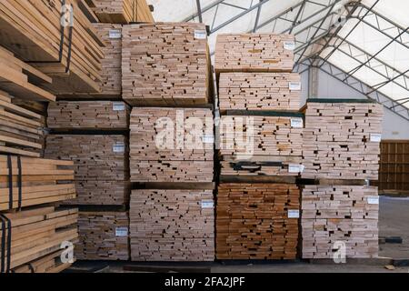 Kingston, NH, US-12 mars 2021 : piles de bois d'œuvre sur un rack à vendre aux consommateurs dans une entreprise de vente au détail de bois d'œuvre Banque D'Images