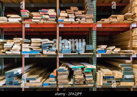 Kingston, NH, US-12 mars 2021 : piles de bois d'œuvre sur un rack à vendre aux consommateurs dans une entreprise de vente au détail de bois d'œuvre Banque D'Images