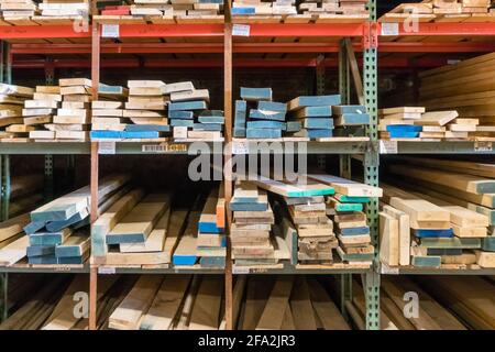 Kingston, NH, US-12 mars 2021 : piles de bois d'œuvre sur un rack à vendre aux consommateurs dans une entreprise de vente au détail de bois d'œuvre Banque D'Images