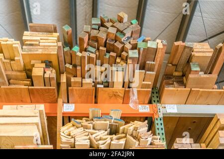 Kingston, NH, US-12 mars 2021 : piles de bois d'œuvre sur un rack à vendre aux consommateurs dans une entreprise de vente au détail de bois d'œuvre Banque D'Images