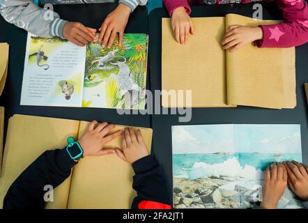 (210422) -- CHONGQING, le 22 avril 2021 (Xinhua) -- les étudiants malvoyants lisent avec leurs mains à la bibliothèque du centre d'éducation spéciale de Chongqing, dans la municipalité de Chongqing, dans le sud-ouest de la Chine, le 22 avril 2021. En prévision de la Journée mondiale du livre qui aura lieu le 23 avril, le Centre d'éducation spéciale de Chongqing a lancé une série d'activités telles que l'ouverture de cours de livres audio, l'organisation de coins de lecture et l'offre de livres en braille pour enfants malvoyants. (Canal Xinhua/Liu) Banque D'Images