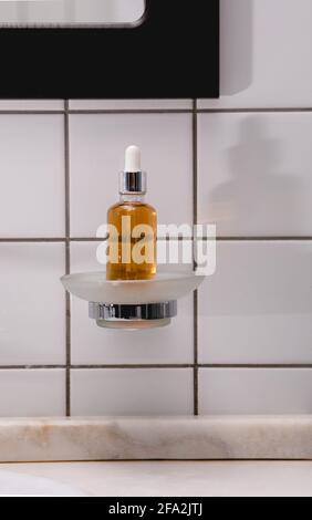 Sérum naturel. Le concept de l'injection cosmétique est l'acide hyaluronique, la botuline, le sérum sur le fond de carreaux dans la salle de bains. Huile CBD Banque D'Images