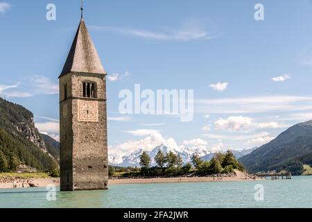 Tour de clocher submergé de Curon à Graun im Vinschgau sur le lac de Reschen (Lago di Resia) dans le Tyrol du Sud, Alto Adige, Südtirol, Italie. Dans la vallée de Venosta, VI Banque D'Images