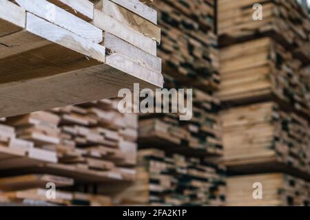 Kingston, NH, US-12 mars 2021 : piles de bois d'œuvre sur un rack à vendre aux consommateurs dans une entreprise de vente au détail de bois d'œuvre Banque D'Images