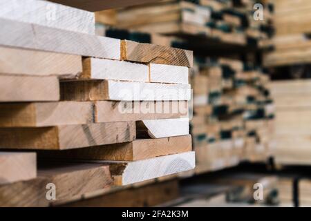 Kingston, NH, US-12 mars 2021 : piles de bois d'œuvre sur un rack à vendre aux consommateurs dans une entreprise de vente au détail de bois d'œuvre Banque D'Images