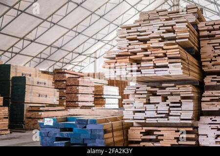 Kingston, NH, US-12 mars 2021 : piles de bois d'œuvre sur un rack à vendre aux consommateurs dans une entreprise de vente au détail de bois d'œuvre Banque D'Images