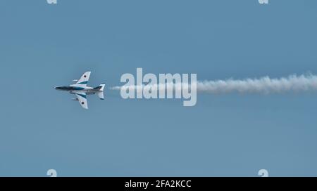 Tonami, Japon. 22 avril 2021. L'équipe de démonstration acrobatique 'Blue Impulse' de la Japan Air Self-Defense Force survole lors de la cérémonie d'ouverture de la 70e Foire des tulipes Tonami à Tonami, préfecture de Toyama, Japon, le jeudi 22 avril 2021. L'impulsion bleue a joué pour la première fois en un an. Photo par Keizo Mori/UPI crédit: UPI/Alay Live News Banque D'Images