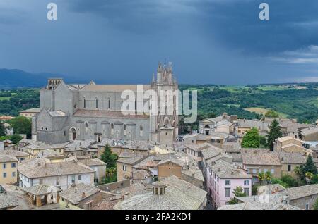 La cathédrale d'Orvieto se distingue par le ciel sombre d'un approche de la tempête Banque D'Images