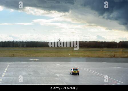 Wroclaw, Pologne - 12 mars 2020. Suivez-moi la voiture dans le vide Copernic Airport Wroclaw. Banque D'Images
