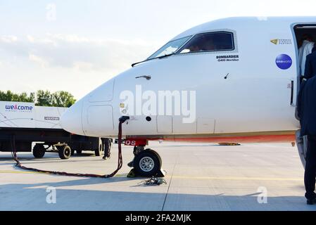 Cracovie, Pologne - 6 juillet 2017. Un avion Bombardier Q400 NextGen d'Air Belin ayant un service technique à l'aéroport. Société européenne à faible coût. Banque D'Images