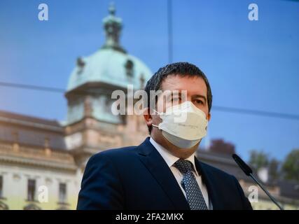 Prague, République tchèque. 22 avril 2021. Le ministre tchèque de l'intérieur, Jan Hamacek, assiste à la conférence de presse à Prague, République tchèque, le 22 avril 2021. Selon le personnel actuel de l'ambassade tchèque à Moscou, le ministre des Affaires étrangères Jakub Kulhanek (CSSD) a déclaré à des journalistes que la République tchèque plafera le nombre de diplomates russes à Prague. Crédit : Roman Vondrous/CTK photo/Alay Live News Banque D'Images