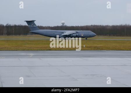 Wroclaw, Pologne - 12 mars 2020. L'avion de transport militaire Lockheed C-5 Galaxy de l'US Air Force est apparu à l'aéroport de Copernicus à Wroclaw. Banque D'Images