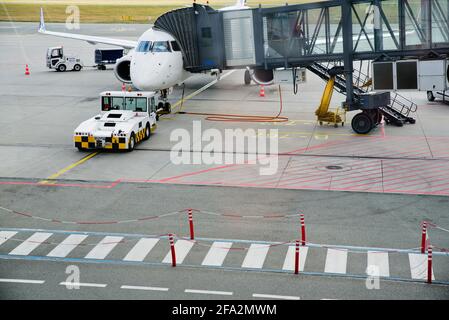 Wroclaw, Pologne - 12 mars 2020. LOT polonais arilines jet arrivant à l'aéroport de Copernic Wroclaw. Banque D'Images