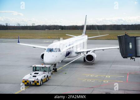 Wroclaw, Pologne - 12 mars 2020. LOT polonais arilines jet arrivant à l'aéroport de Copernic Wroclaw. Banque D'Images