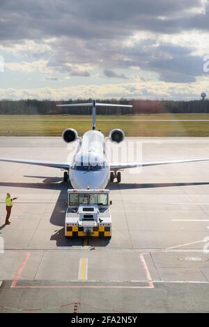 Wroclaw, Pologne - 12 mars 2020. LOT polonais arilines jet arrivant à l'aéroport de Copernic Wroclaw. Banque D'Images
